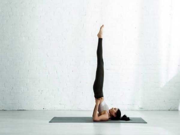 Bài tập yoga chữa giãn tĩnh mạch chân đứng bằng vai