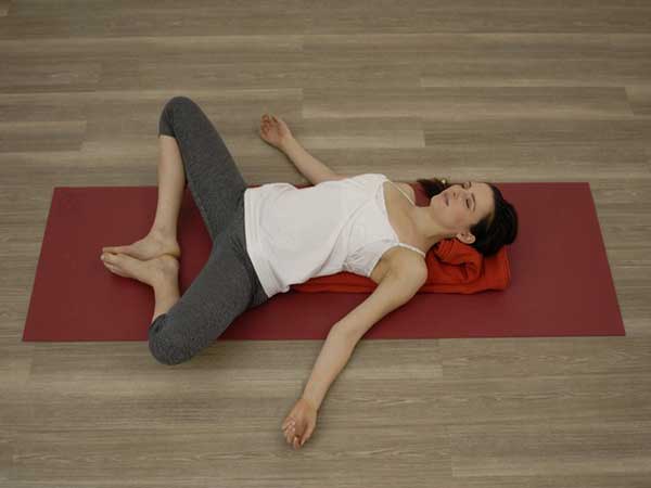 Bài tập yoga nằm ngửa chữa bệnh mất ngủ